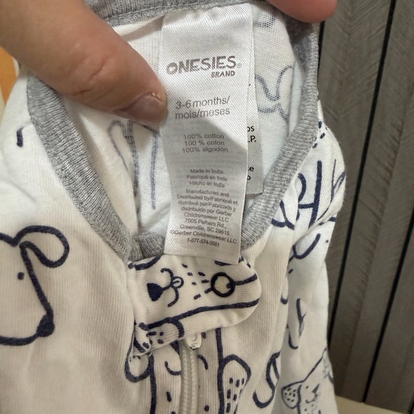 ❤️ BUNDLE 4/$20 Onesies Footies - Picture 3 of 3